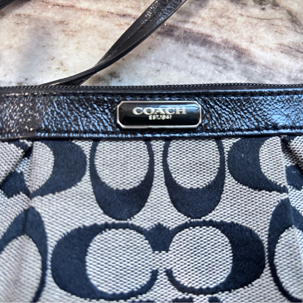 Coach Black and Cream Signature Jacquard Canvas Wristlet with Leather Trim NWOT - Picture 2 of 5